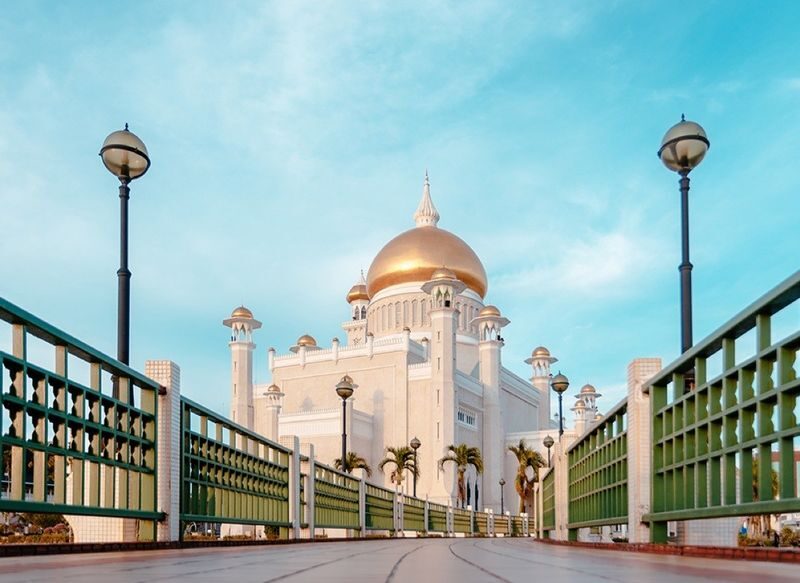 Half Day City & Water Village Tour in Brunei - Mosques that tell two different stories
