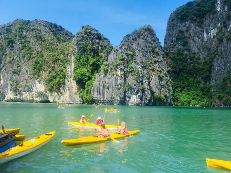 Halong Bay Day Tour (Japanese) | 6-Hour Cruise, Ti Top Island, Kayak Experience - Boarding the Fuji and settling in for lunch