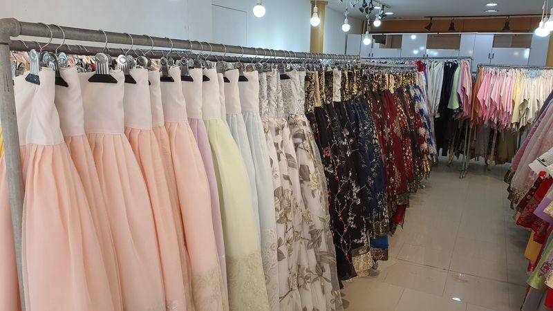 Hanboknam Hanbok Rental Service (Korean Folk Village Branch) - Choose traditional or theme hanbok