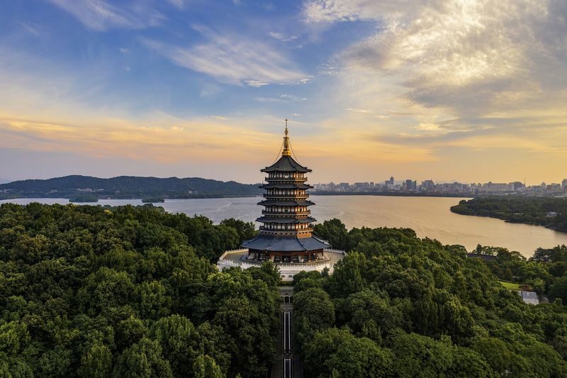 Hangzhou West Lake Cruise + Leifeng Pagoda + Su Causeway + Viewing Fish at Flower Pond Classic Half-Day Tour - From shore to boat at West Lake