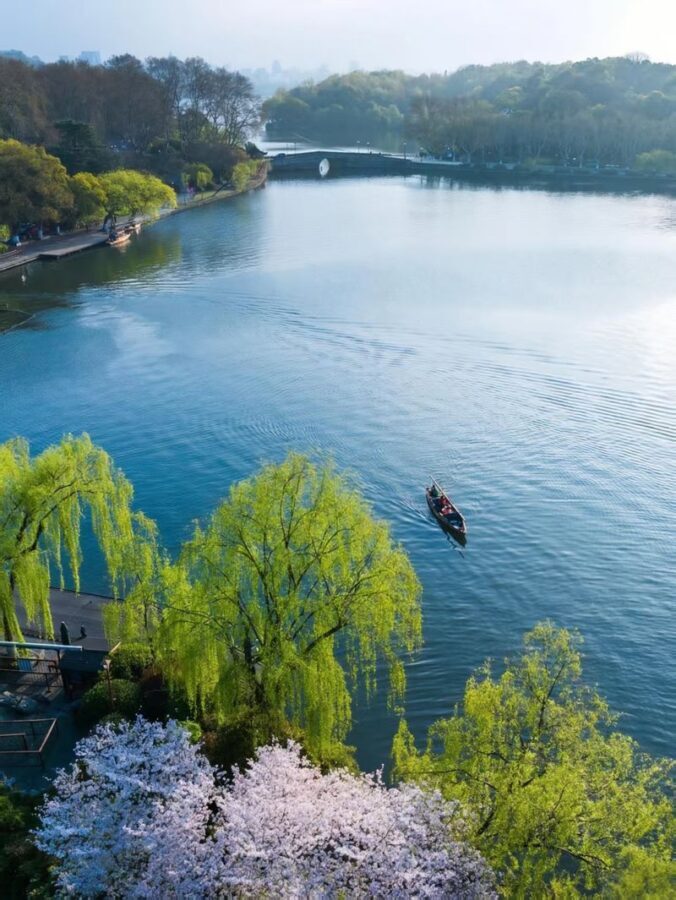 Hangzhou West Lake & Lingyin Temple Day Tour with Tickets - Feilai Peak and Lingyin Temple bring the day indoors