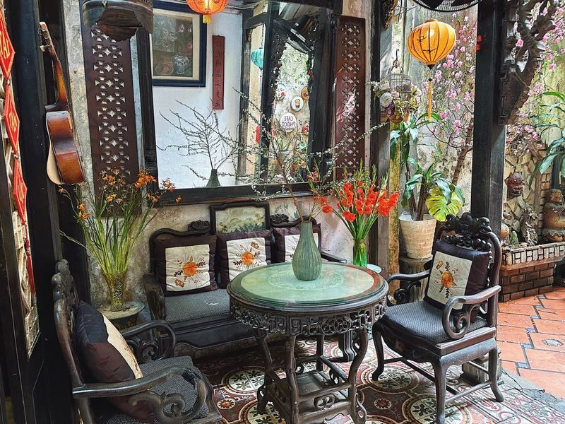 Hanoi History Coffee Tour - Starting with banh mi and Yen Thai Shrine