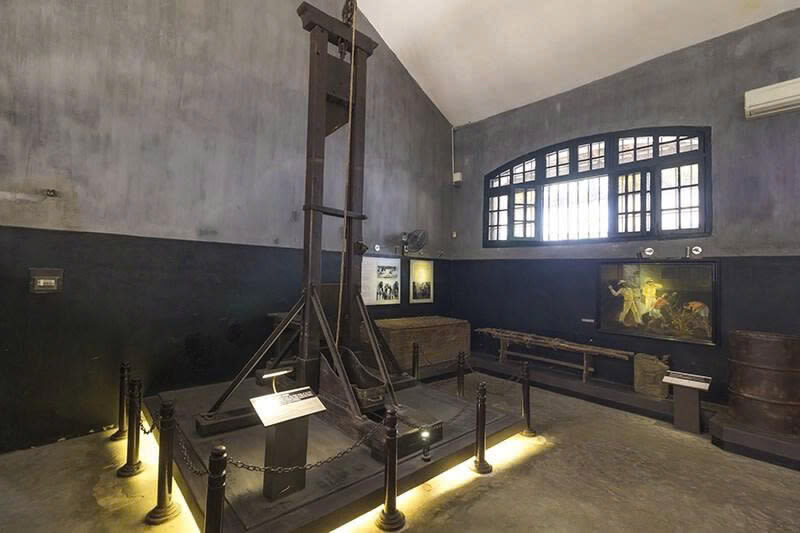 Hanoi Hoa Lo Prison Half-Day Historical Tour - What the visit feels like