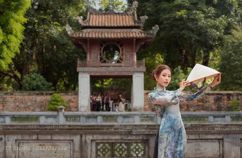 Hanoi Incense Village, Hat Making, Train St, City Highlight Small Gr - Chuong Village: shaping and decorating a conical hat