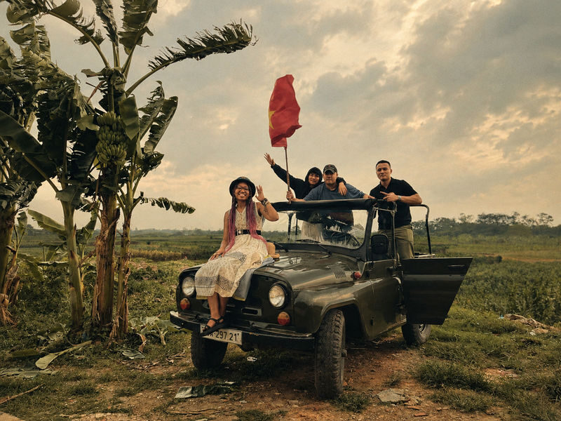 Hanoi Instagram Vintage Jeep Tour with Photographer - Train Street and the camera-ready pauses