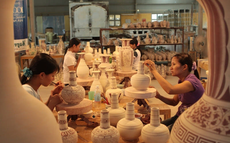 Hanoi Mega Grand World Half-day Tour with Bat Trang Village Optional - A good guide can change the whole evening