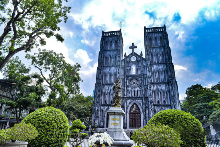 Hanoi Street Food & Landmarks Half-Day Jeep Tour - How the food stops shape the tour
