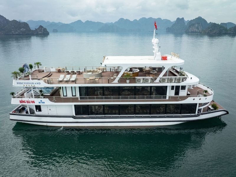 Hercules Grand Luxury Day Cruise: Ha Long Bay, Sung Sot, Ti Top - Sung Sot Cave: the first major stop