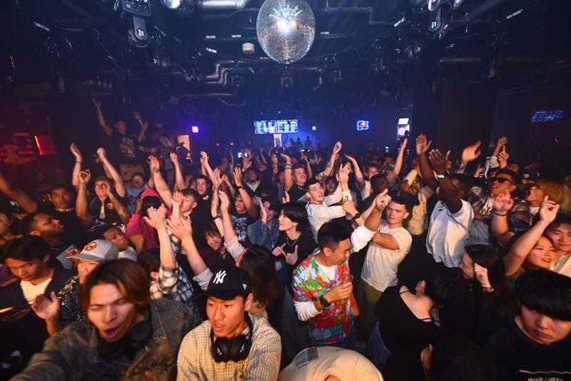 Hiroshima: LAGOON Nightclub Admission Ticket (For Foreigners Only) - What the music and room offer