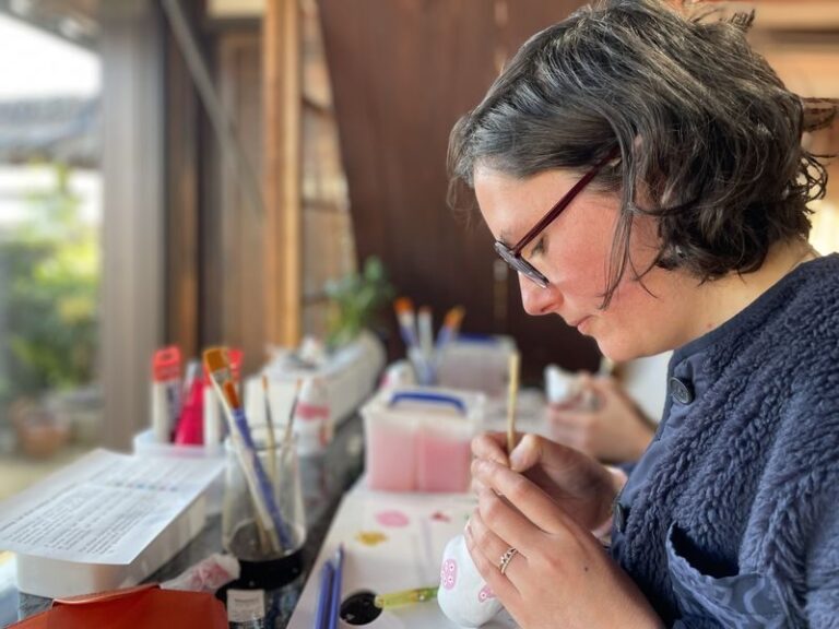 Hiroshima Onomichi: Maneki-neko Painting (Tenugui Included) - Your first steps: choose a design and get started