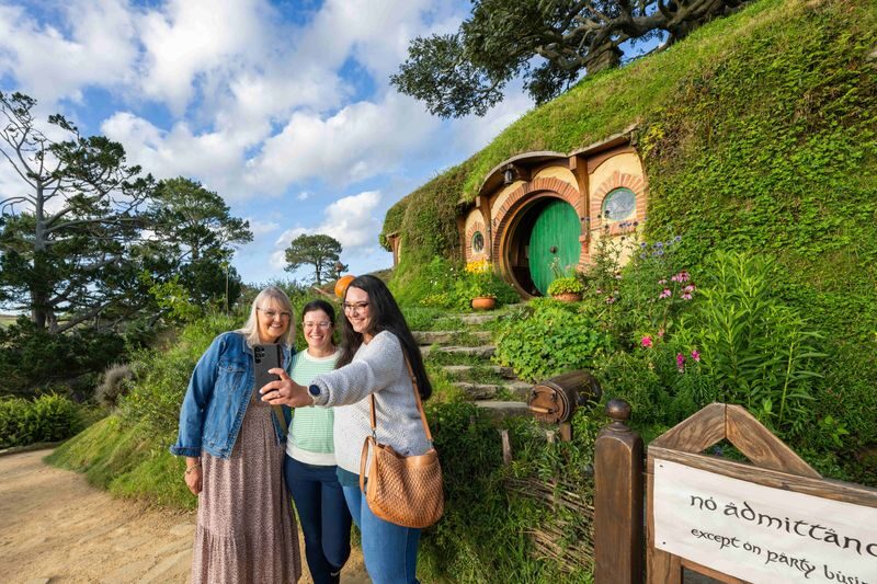 Hobbiton Movie Set & Waitomo Glow Worm Caves Tour - Leaving Auckland before breakfast