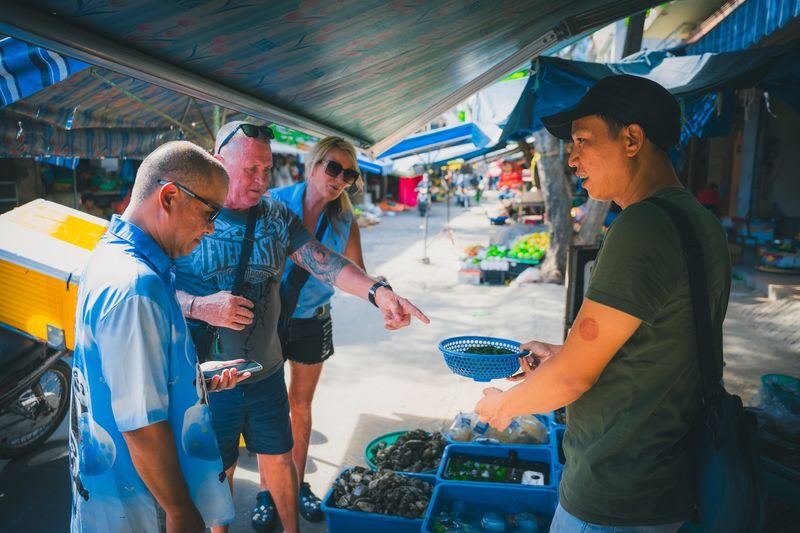 Hoi An Evening Street Food Tour with a Local Guide - A guided walk through Hoi An Ancient Town