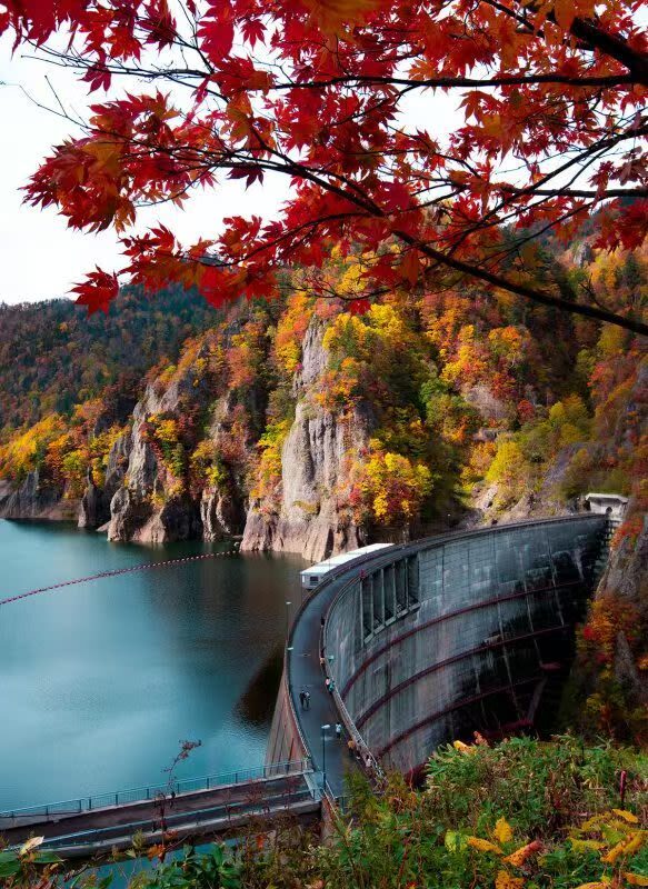 Hokkaido Autumn Foliage Day Trip: Jozankei & Hoheikyo Dam & Showa-shinzan Bear Ranch & Mount Yotei Spring Water Park (Departing from Sapporo) - Mount Yotei’s cold, clear spring