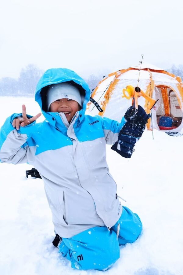Hokkaido, Sapporo Ice Fishing: Sapporo Smelt Fishing Experience - The Quiet Trick of Catching Smelt