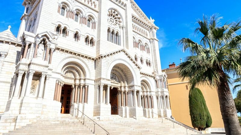 Hop-on hop-off bus in Monaco - Start with the Rock and Palace Square