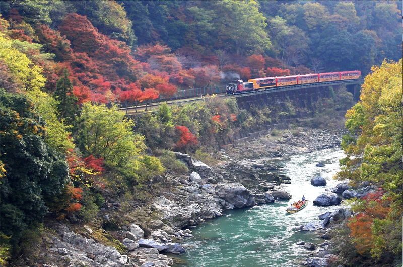 Hozugawa River Boat Ride Experience in Kyoto - Boatmen make the journey more than a view