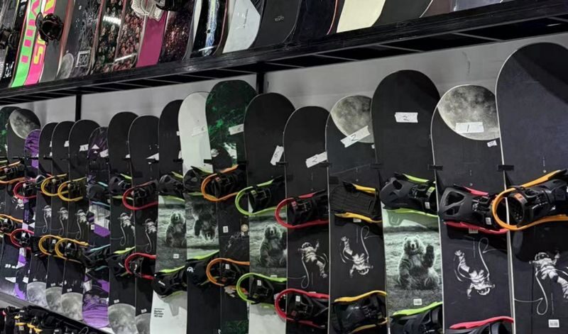 Huafa Ice and Snow Miracle Snow66 Ski Equipment Rental & Ski Instructor Services - Getting the right board and boots