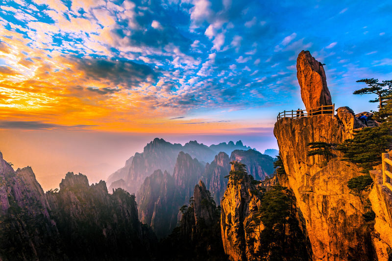 Huangshan Scenic Area - Follow the back mountain toward its viewpoints