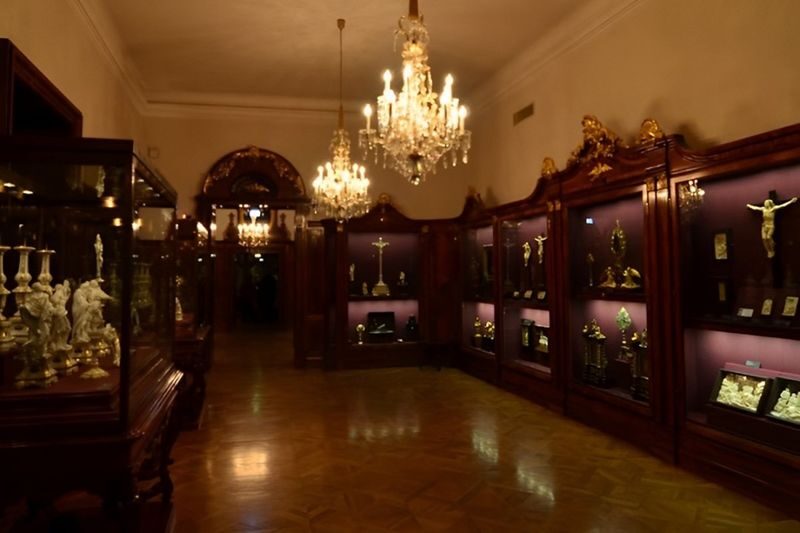 Imperial Treasury ticket in Vienna - The Imperial Crown and the language of power