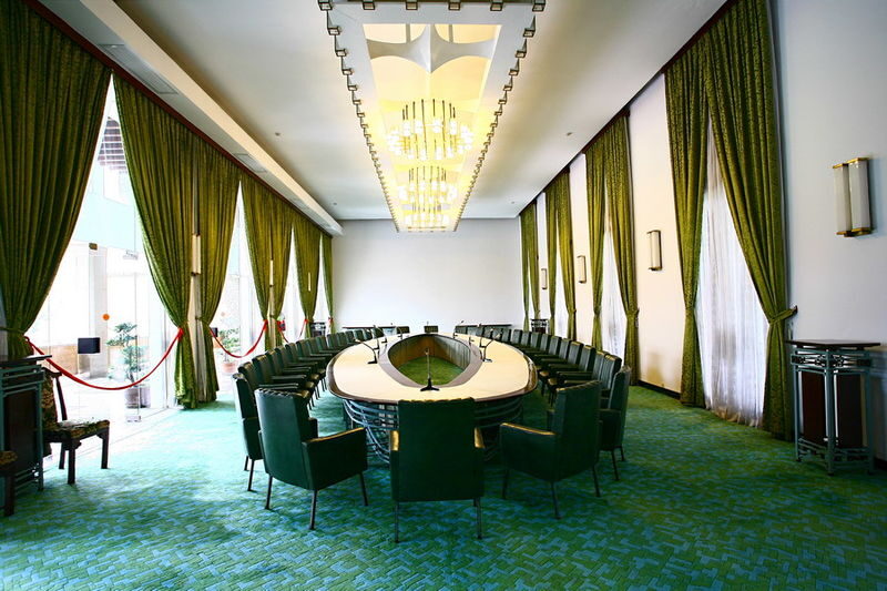 Independence Palace Ticket in Ho Chi Minh City - Entering through the palace grounds