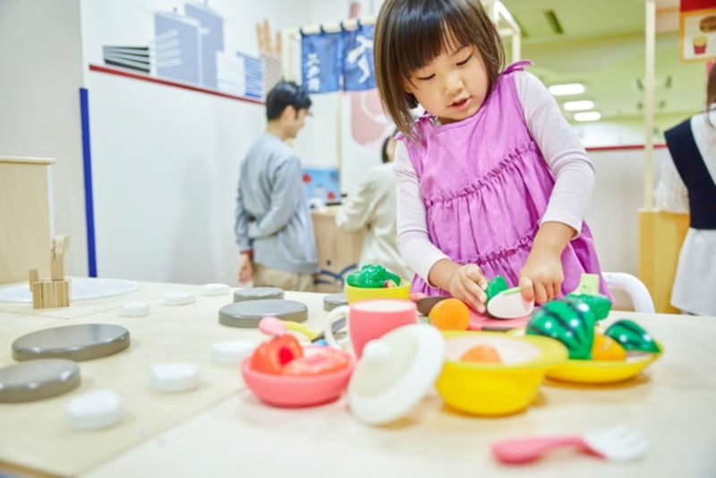 Indoor kids facility ASOBono! in Tokyo - Start with the Sea Area’s enormous ball pool