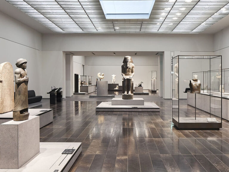 Inside Louvre Museum Walking Tour in Abu Dhabi - The guide makes or breaks the value
