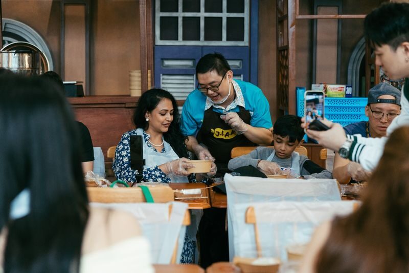 J.I.A.K 99 Classic Hawker Experience Ticket in Singapore - Kopi quizzes and the details behind familiar dishes