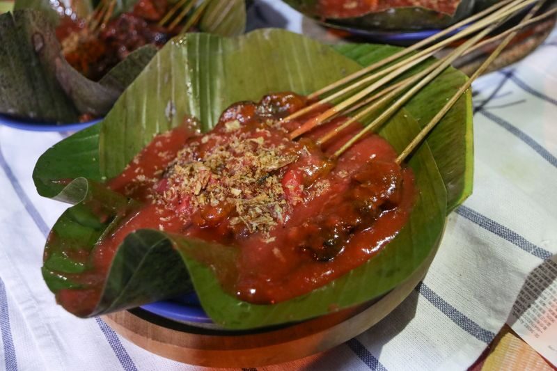 Jakarta: Local Street Food Tour with MRT Transportation - Riding the MRT between food stops