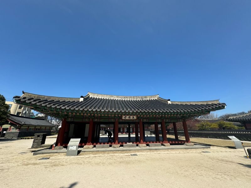 Jeju Gwandeokjeong & Dongmun Market Half-Day Architecture Tour - Sanjimul and the city’s changing shape