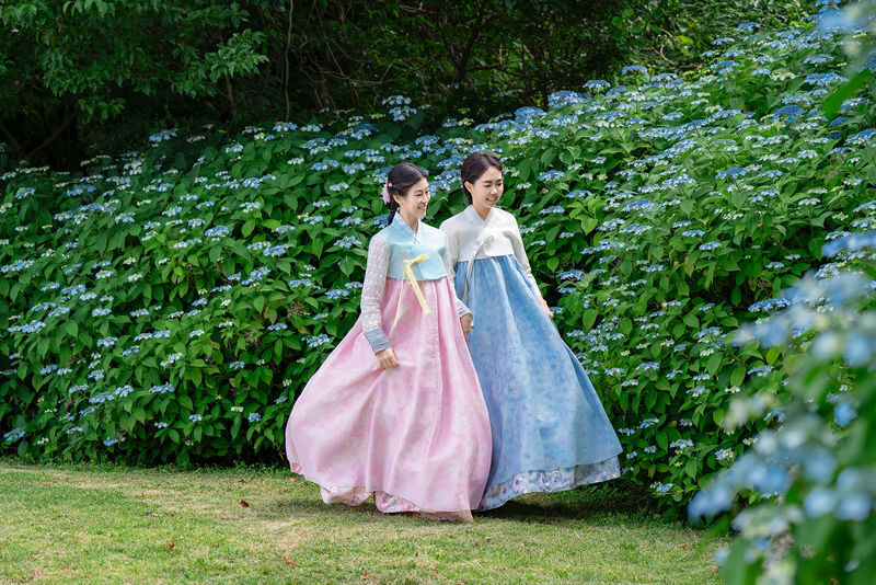 Jeju Hanbok Photography - Choosing your hanbok and getting ready