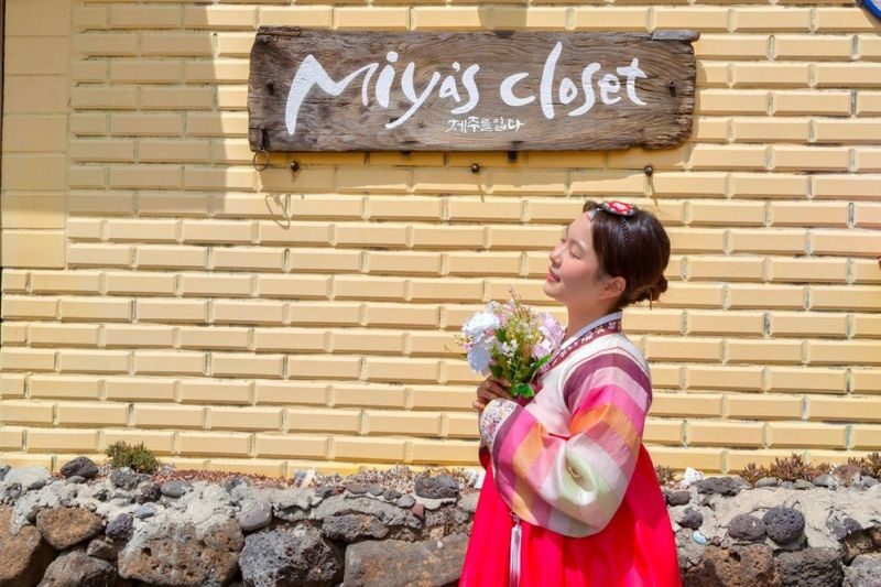 Jeju: K-drama Hanbok Photoshoot & Private Guided Tour - An indoor portrait before the walk