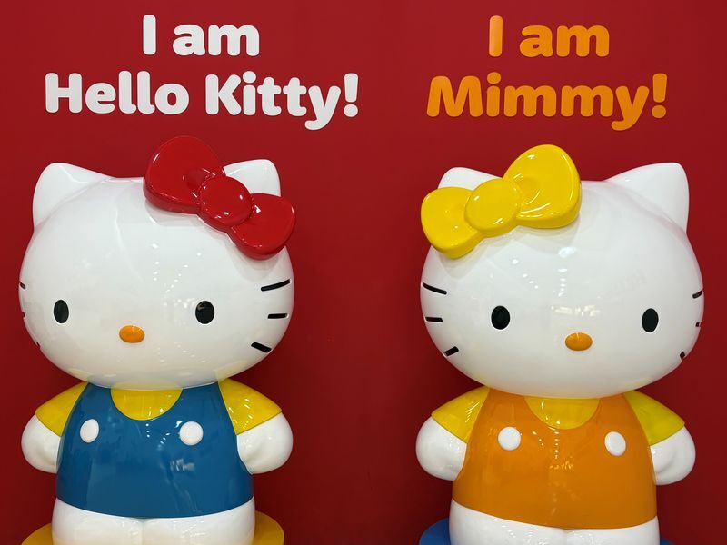 Jeju Trendy Café Tour with Snoopy, Hello Kitty, Teddy Bear & Totoro - Aewol Café Street: your longest free-time stop