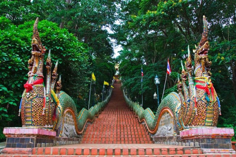 Join-in Doi Suthep Temple Half Day Tour from Chiang Mai - Wat Phra That Doi Suthep: gold, shrines, and steps