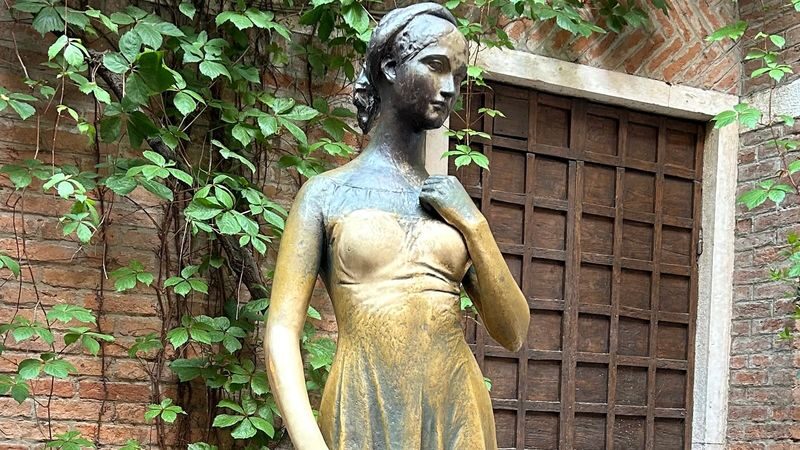 Juliets House ticket with audio guide in Verona - Inside the medieval house