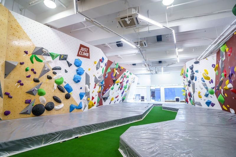 JUST CLIMB Indoor Bouldering Site | Tryclimb | Baby Climbing | Tseung Kwan O | Shek Mun | San Po Kong | Tai Koo | Tsuen Wan | Kai Tak - Why the small group and safety lesson matter