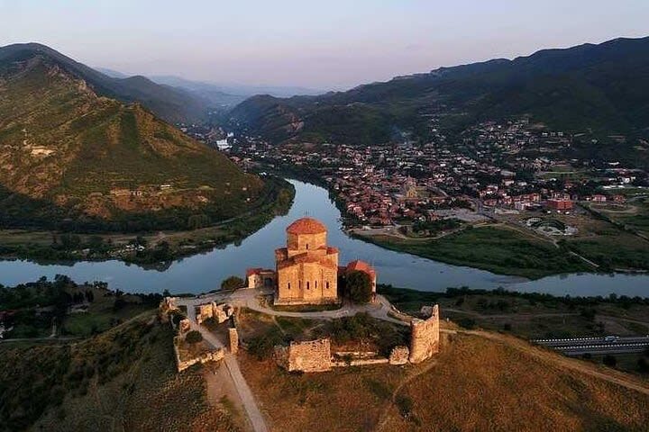 Jvari, Mtskheta & Uplistsikhe Full-Day Cultural Tour - Jvari Monastery: a view with a cultural frame