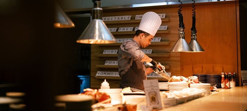JW Marriott Cafe: Lunch and Dinner Buffet Experience in Hanoi - Start at the live counters