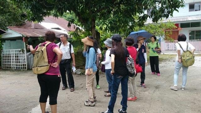 Kampong Lorong Buangkok: Singapore Last Kampong - Following the lanes and stories