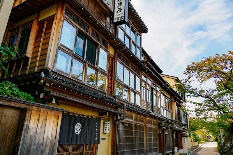 Kanazawa Day Tour: Geisha District, Kenrokuen Garden and the Castle - Kazuemachi: a short first glimpse of the teahouse streets