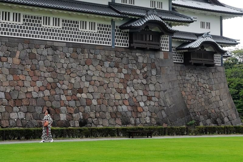 Kanazawa Full-Day Private Geisha and Samurai Tour - Samurai lanes and geisha districts