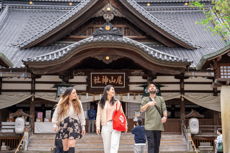 Kanazawa Samurai & Geisha Walk with 2 Craft Studio Visits and Lunch - Seeing urushi lacquer as a living craft