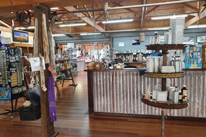 Kangaroo Island Sip & See Day Tour - Emu Ridge: lunch and eucalyptus oil