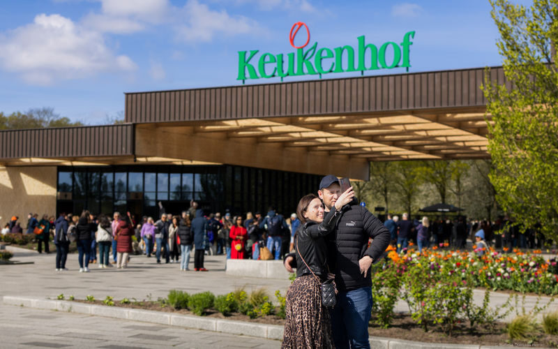 Keukenhof Gardens Ticket & Shuttle from Schiphol Airport with Flexible Return - Walking through Keukenhof’s flower displays