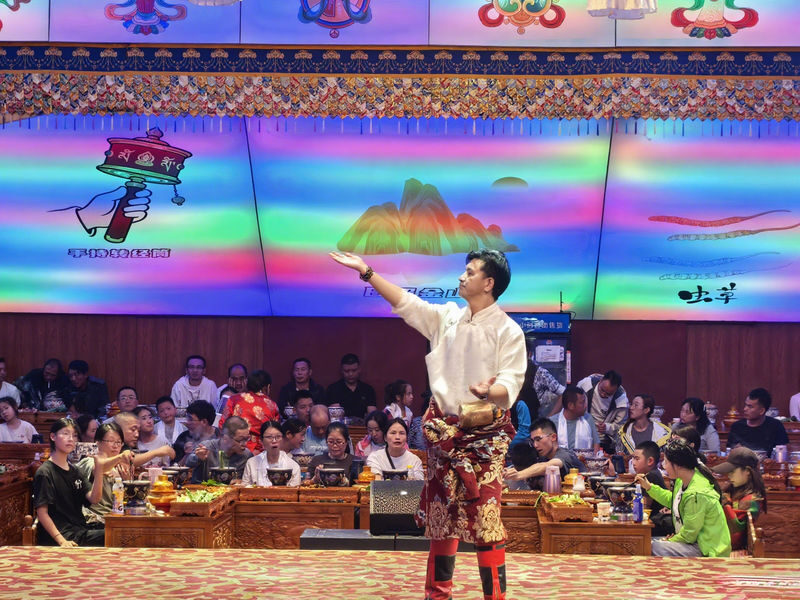 Khampa Noble Family Feast, Shangri-La, Yunnan - Finding your seat before the show