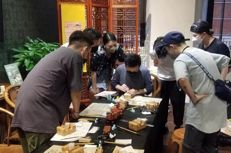 Klook Exclusive Offer: Lin Zi Calligraphy Art | Seal Cutting Workshop | Calligraphy Workshop | Huichun Workshop | Chinese Painting Workshop - Seal cutting: carve a mark that is yours