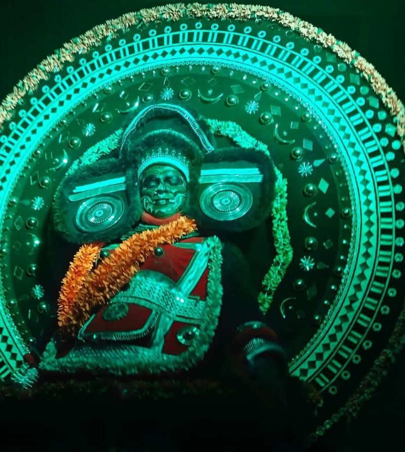 Kochi: Evening Kathakali Theyyam And Kalaripayattu Show Tickets - The makeup transformation before Kathakali