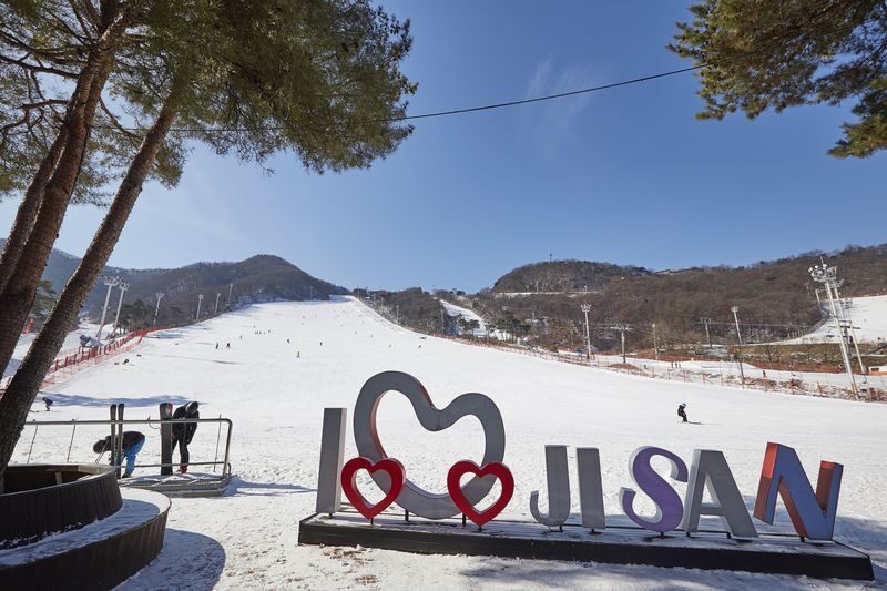 Korea Ski Tour from Seoul - Jisan Resort with Isaac Toast - Getting fitted before the slopes