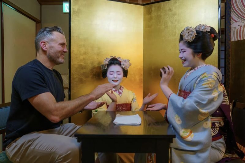 Kyoto: Geisha Dinner & Gion Cultural Walk - Starting at CACAO MARKET by MARIEBELLE KYOTO