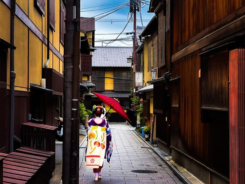 Kyoto: Gion and Geisha District Guided Walking Tour - From Yasaka Shrine toward the old lanes
