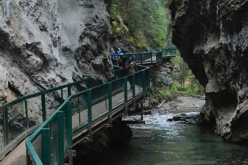 Lakes Louise & Moraine, Johnston Canyon & Banff One Day Tour - Lake Louise: the famous first stop